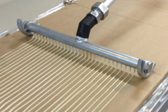 нанесение клея производство клееного бруса